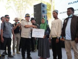 Bupati Aceh Tamiang Bersama Mendagri Serahkan Bantuan Stimulan Rumah Rusak