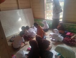 Lumpuh Pasca Banjir Bandang, Siswa SDN 2 Lokop Terpaksa Belajar di Lantai Kantor Desa