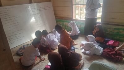 Lumpuh Pasca Banjir Bandang, Siswa SDN 2 Lokop Terpaksa Belajar di Lantai Kantor Desa