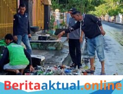 Petugas DLH Bersama Lurah Pallantikang Tangani Got Tersumbat di Jalan Merpati