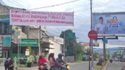 Spanduk Desakan Mundur Saipullah Nst dan Diguan Pungli Dana Bos, Sertifikasi Guru Muncul di Kota  Penyabungan,