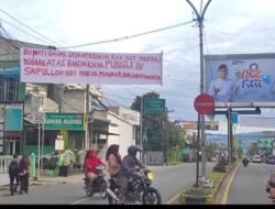 Spanduk Desakan Mundur Saipullah Nst dan Diguan Pungli Dana Bos, Sertifikasi Guru Muncul di Kota  Penyabungan,