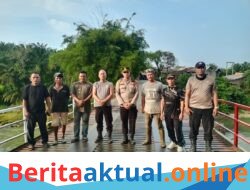 Sinergi dan Bakti, Kapolsek Kotarih Pimpin Perbaikan Jembatan Penghubung Antar Kabupaten