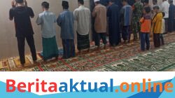 Personel Koramil 1426-03/Galut Pererat Silaturahmi Lewat Sholat Subuh Berjamaah Keliling Bersama Warga