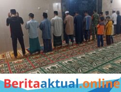 Personel Koramil 1426-03/Galut Pererat Silaturahmi Lewat Sholat Subuh Berjamaah Keliling Bersama Warga