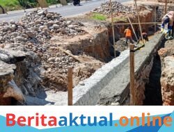 Pekerja Drainase di Depan Polres Sergai Diduga Abaikan K3 dan APD