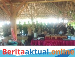 Perpisahan Korwil Cijulang, Asep Kartiwa.S.Pd.M.Pd dan Endah Dilepas dengan Penuh Haru  Pangandaran, Suasana haru dan penuh keakraban mewarnai acara perpisahan Koordinator Wilayah (Korwil) Pendidikan Kecamatan Cijulang yang digelar di Saung Mangrove Bojong Salawe, Sabtu (30/5/2026).   Kegiatan tersebut menjadi momen pelepasan bagi Asep Kartiwa dan Endah yang selama ini telah mengabdikan diri dalam dunia pendidikan di Kecamatan Cijulang.  Acara dihadiri para kepala sekolah, staf Korwil, pengurus K3S, KKG, KKG PAI, KKG PJOK, KGBPS, serta operator sekolah se-Kecamatan Cijulang.  Dalam sambutannya, Asep Kartiwa menyampaikan rasa syukur dan terima kasih kepada seluruh insan pendidikan yang selama ini telah bekerja sama membangun dunia pendidikan di Cijulang.  Selama menjalankan tugas di Cijulang, saya merasakan kebersamaan yang luar biasa. Berbagai tantangan dapat kita hadapi bersama berkat kekompakan seluruh kepala sekolah, guru, dan tenaga kependidikan. Saya berharap silaturahmi ini tetap terjaga dan pendidikan di Cijulang semakin maju,” ujar Asep.  Asep juga berpesan agar seluruh elemen pendidikan terus menjaga sinergitas dan semangat gotong royong demi meningkatkan kualitas layanan pendidikan bagi peserta didik.  Sementara itu, Ahmad Sanusi, Kepala SDN 1 Ciakar yang mewakili para kepala sekolah se-Kecamatan Cijulang, menyampaikan apresiasi dan penghargaan atas dedikasi yang telah diberikan oleh Asep Kartiwa dan Endah selama bertugas.  Kami mengucapkan terima kasih atas pengabdian, bimbingan, dan perhatian yang selama ini diberikan kepada sekolah-sekolah di Kecamatan Cijulang.   Banyak program dan kebijakan yang telah membawa dampak positif bagi kemajuan pendidikan. Semoga segala pengabdian menjadi amal ibadah dan silaturahmi yang telah terjalin tetap terjaga,” kata Ahmad Sanusi.  Ia menambahkan bahwa sosok Asep Kartiwa dan Endah dikenal sebagai pemimpin yang selalu terbuka terhadap masukan serta aktif memberikan pendampingan kepada sekolah dalam menghadapi berbagai tantangan pendidikan.  Acara perpisahan berlangsung dalam suasana kekeluargaan, diisi dengan penyampaian kesan dan pesan dari para peserta yang hadir serta penyerahan cinderamata sebagai bentuk penghormatan dan kenang-kenangan atas dedikasi keduanya.  Perpisahan tersebut menjadi momentum untuk mengenang perjalanan pengabdian Asep Kartiwa dan Endah sekaligus memperkuat komitmen seluruh insan pendidikan di Kecamatan Cijulang untuk terus melanjutkan semangat kebersamaan dalam memajukan dunia pendidikan. ( yaya)