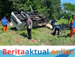 Sat Lantas Gerak Cepat Cek Olah TKP: Truk Pick Up Terguling di Tol Sergai Akibat Ban Pecah, Tiga Orang Luka-Luka