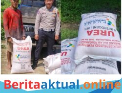 Dukung Ketahanan Pangan, Satlantas Polres Kuningan Berikan Bantuan Pupuk bagi Petani Desa Cibulan