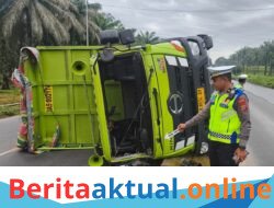 Hindari Genangan Air, Truk Tronton Terguling dan Hantam Pembatas Jalan di Jalinsum Sergai