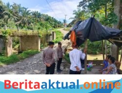 Polri Hadir di Tengah Masyarakat, Kapolsek Padang Tualang Patroli Jembatan Darurat Bukit Lawang Tangkahan