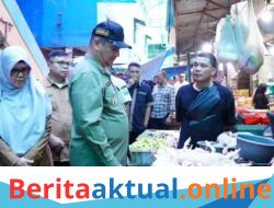 Sidak Pasar Kuala Simpang, Bupati Armia Pastikan Stok Pangan Aman dan Harga Terkendali