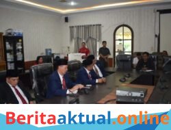 Ketua DPRD Langkat bersama anggota DPRD menggelar pertemuan dengan Orator aksi unjuk rasa tunggal Adi Nugraha di ruang rapat DPRD Langkat