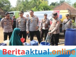 Polres Kuningan Salurkan Air Bersih dan Pengobatan Gratis di Cihanjaro