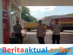 Kapolsek Pajukukang Turun Langsung Atur Antrean di SPBU Lamboca di Tengah Kelangkaan BBM