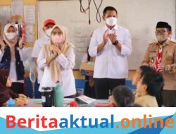 Peduli Kesehatan Siswa, Bupati Bantaeng Bagikan Masker