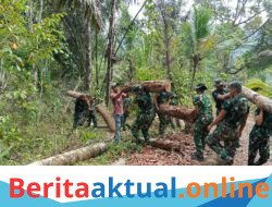 TIDAK KENDUR SEMANGAT, SATGAS TMMD KE-130 BERSAMA WARGA BAHU-MEMBAHU ANGKAT KAYU DEMI LANCARNYA PEMBUKAAN JALAN