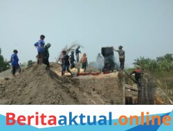 Pantang Menyerah Diterpa Terik Matahari! Koramil 1426-04/Galesong Kebutan Pengecoran Tiang Jembatan Galesong Timur