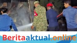 Gerak Cepat Babinsa Koramil 1426-04/Galesong Bersama Damkar dan Warga Padamkan Kebakaran Rumah di Kampung Beru