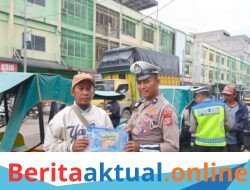 Peduli Keselamatan, Sat Lantas Polres Aceh Tamiang Pasang Sticker dan Membagi Brosur Keselamatan Berlalulintas
